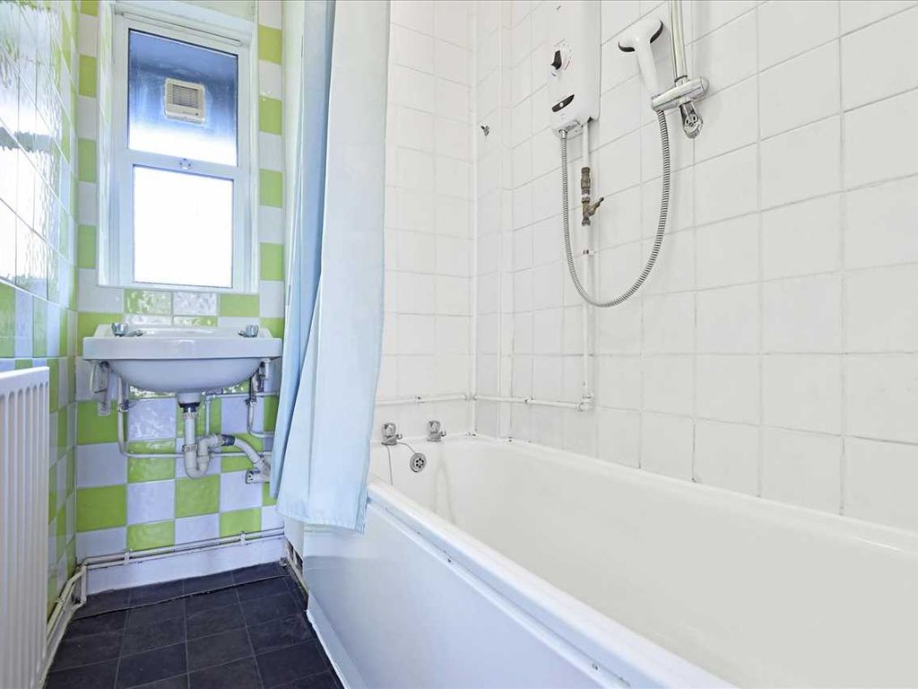 1 bed flat for sale in Granville House, London E14, £250,000