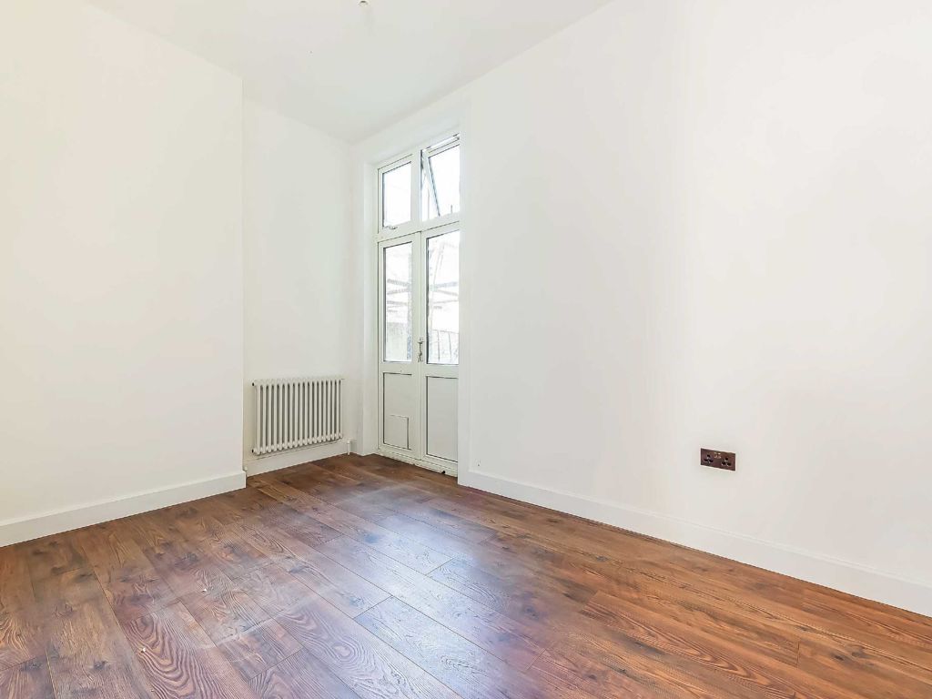 1 bed flat for sale in Colney Hatch Lane, London N10, £320,000