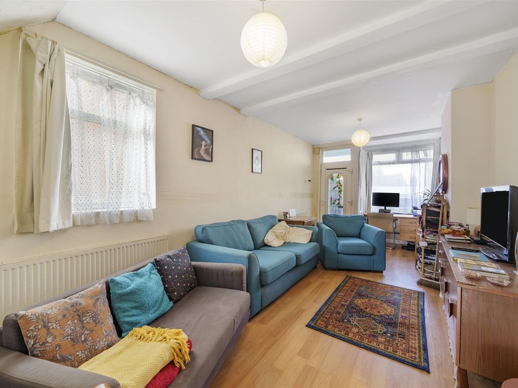 2 bed end terrace house for sale in Cobden Road, London SE25, £330,000