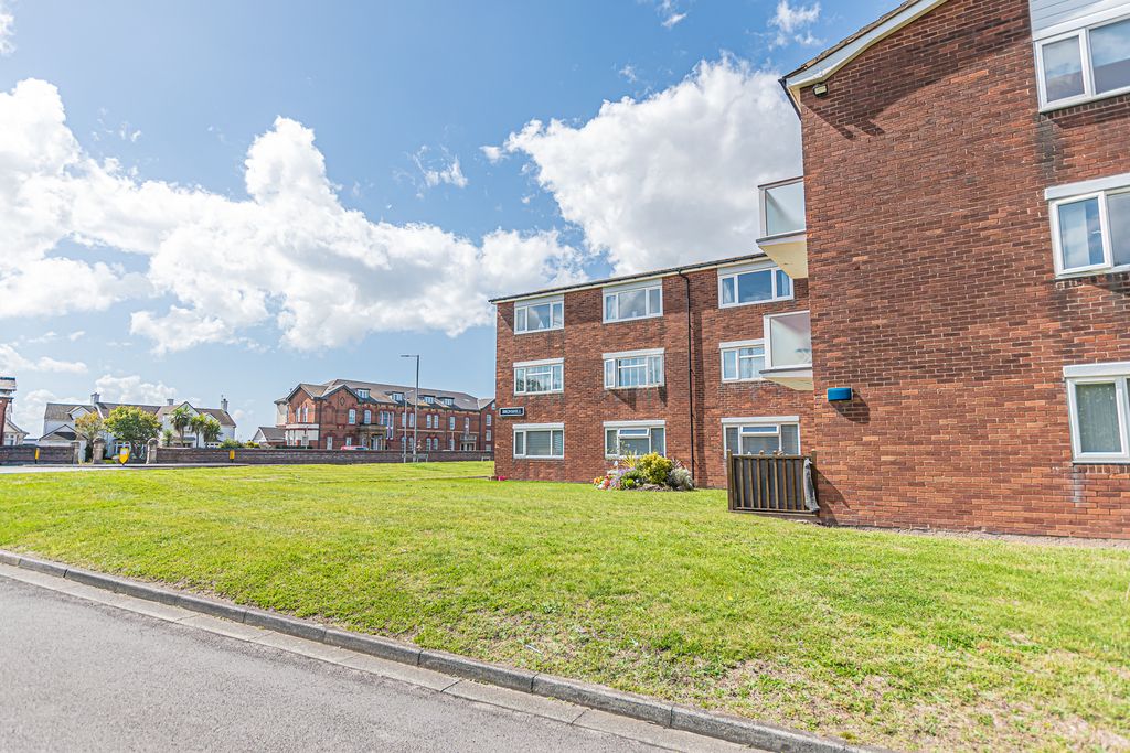 2 bed flat for sale in The Serpentine South, Blundellsands, Liverpool L23, £210,000