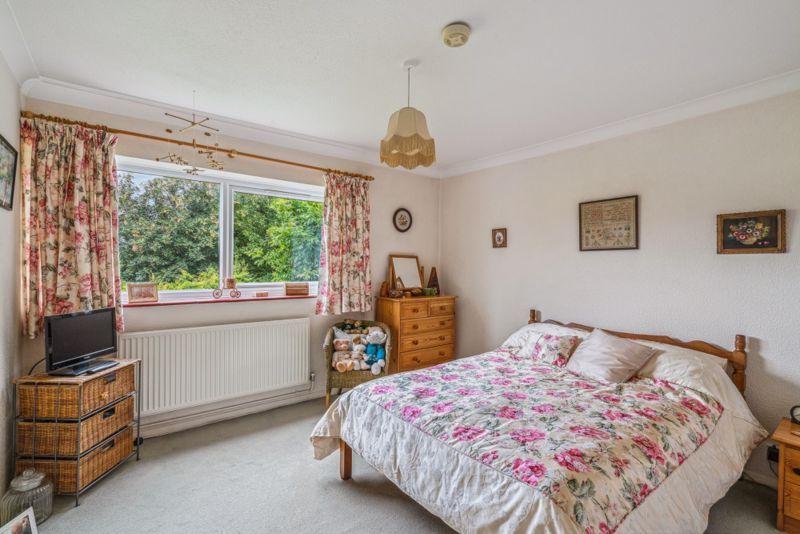 2 bed flat for sale in Hillside, Chesham HP5, £325,000