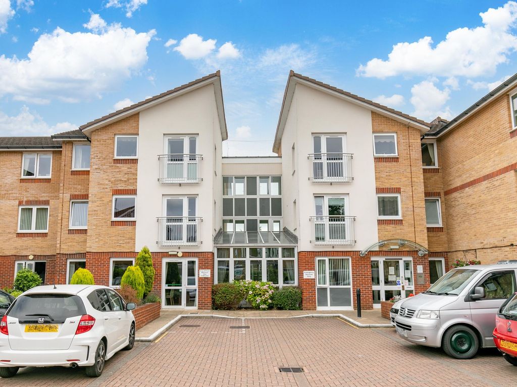 1 bed flat for sale in Millfield Court, Crawley RH11, £160,000