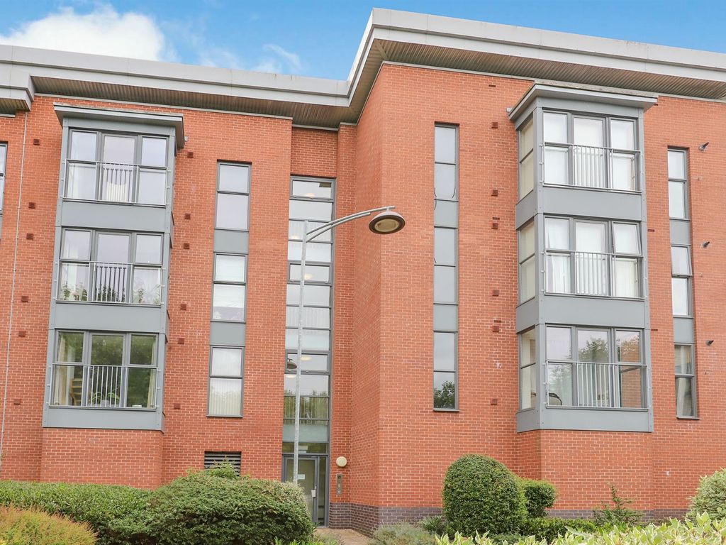 2 bed flat for sale in Rothesay Gardens, Wolverhampton WV4, £130,000