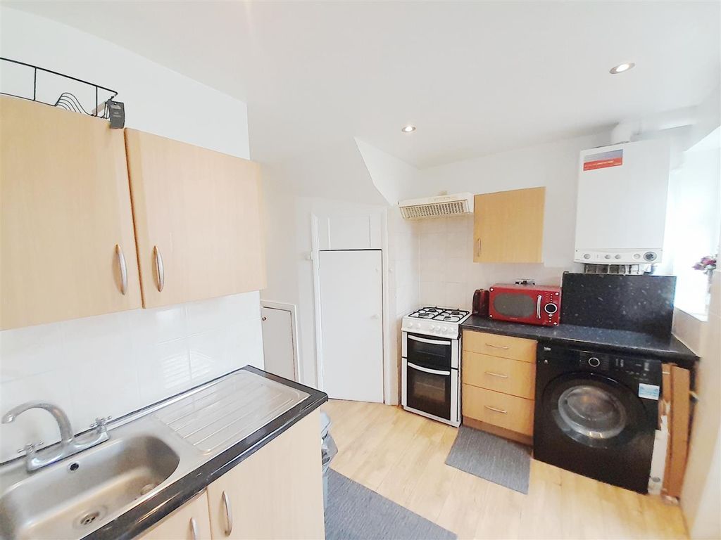 1 bed flat for sale in Bourne Avenue, Hayes UB3, £230,000