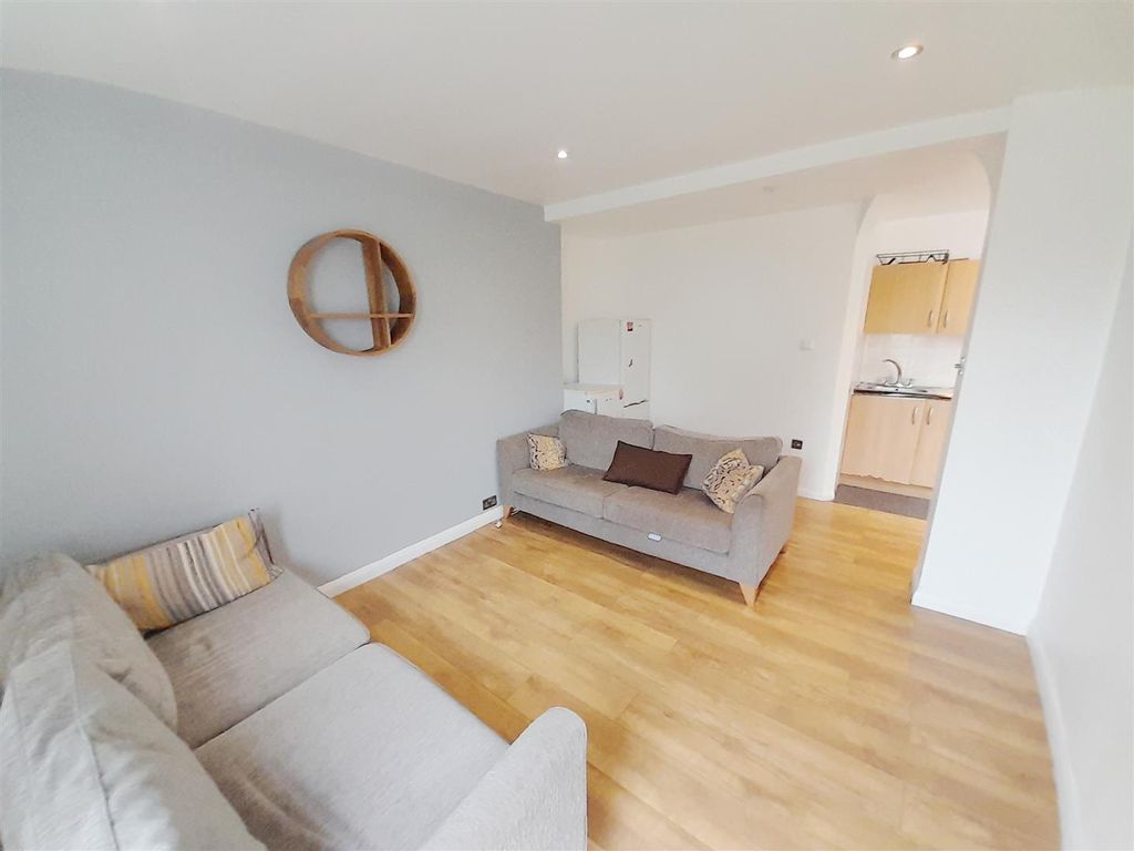 1 bed flat for sale in Bourne Avenue, Hayes UB3, £230,000