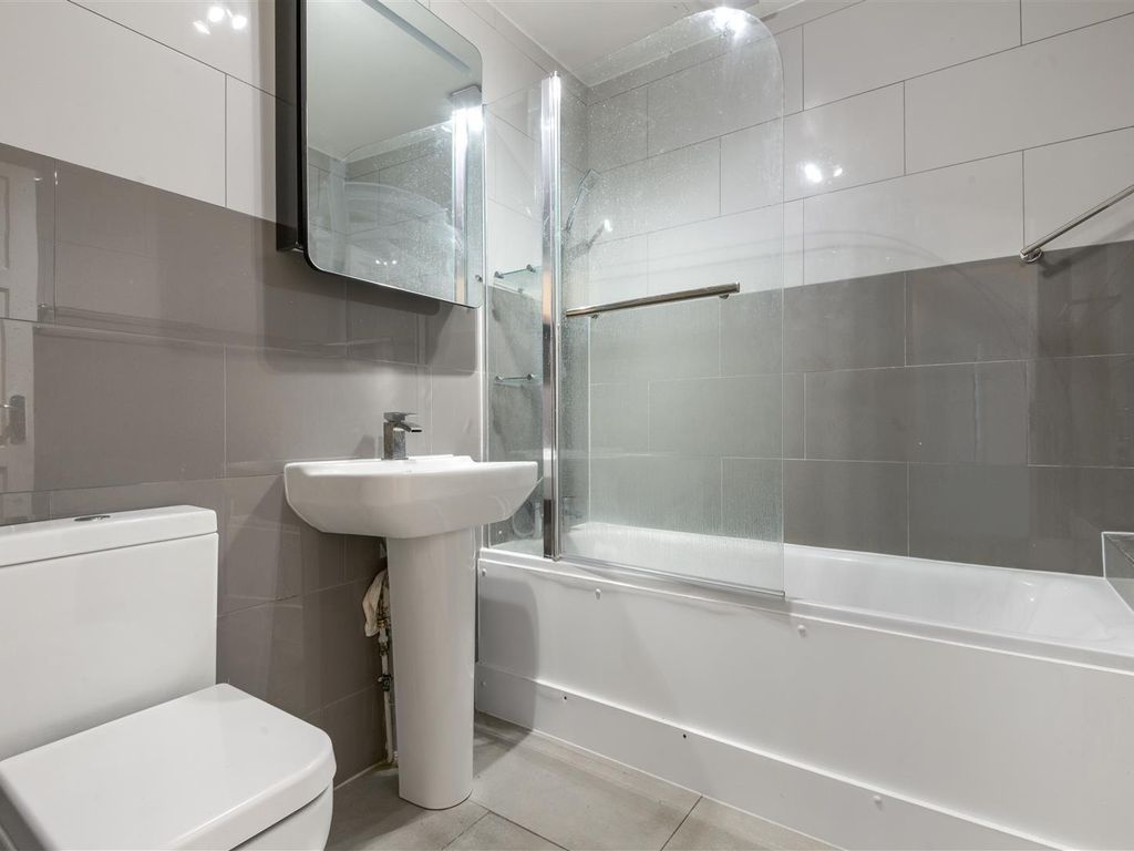 1 bed flat for sale in Bourne Avenue, Hayes UB3, £230,000