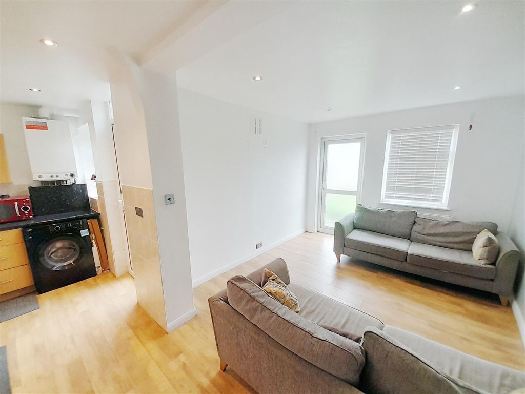 1 bed flat for sale in Bourne Avenue, Hayes UB3, £230,000