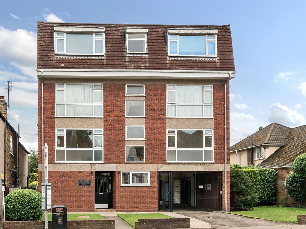 2 bed flat for sale in College Road, Bromley BR1, £300,000