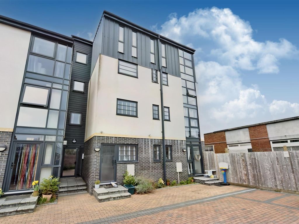 2 bed flat for sale in Beaumont Court, Avonmouth Road, Avonmouth BS11, £210,000