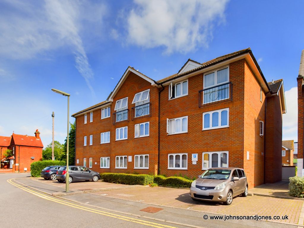1 bed flat for sale in Gogmore Lane, Chertsey KT16, £195,000