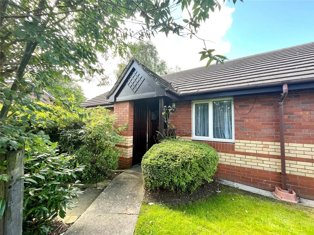2 bed bungalow for sale in Kirkstall Close, Macclesfield SK10, £82,500
