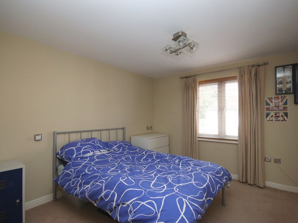 2 bed flat for sale in The Hawthorns, Flitwick MK45, £230,000