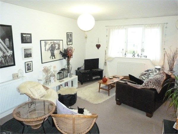 2 bed flat for sale in Leicester Road, Lutterworth LE17, £65,000