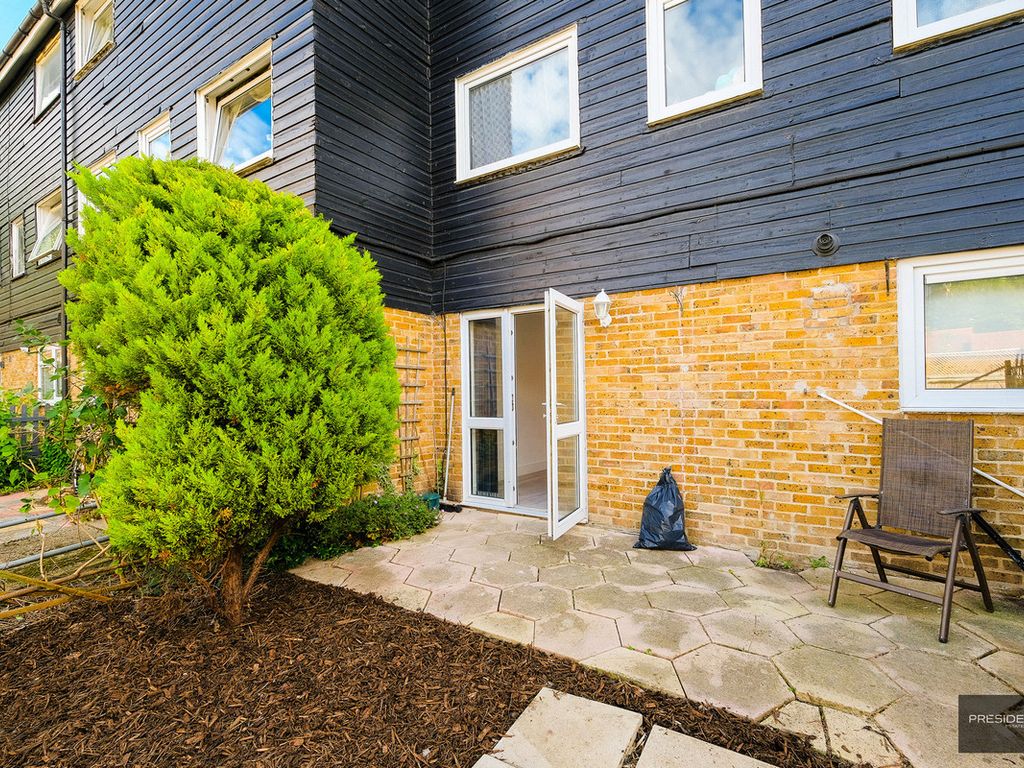 1 bed flat for sale in Romeland, Waltham Abbey EN9, £190,000