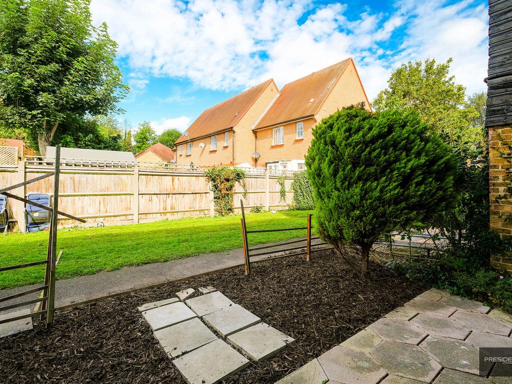 1 bed flat for sale in Romeland, Waltham Abbey EN9, £190,000