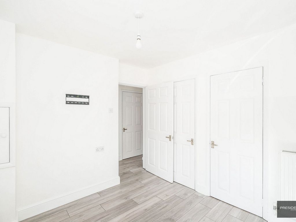 1 bed flat for sale in Romeland, Waltham Abbey EN9, £190,000