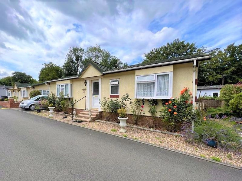2 bed mobile/park home for sale in Chesham Road, Wigginton, Tring HP23, £190,000