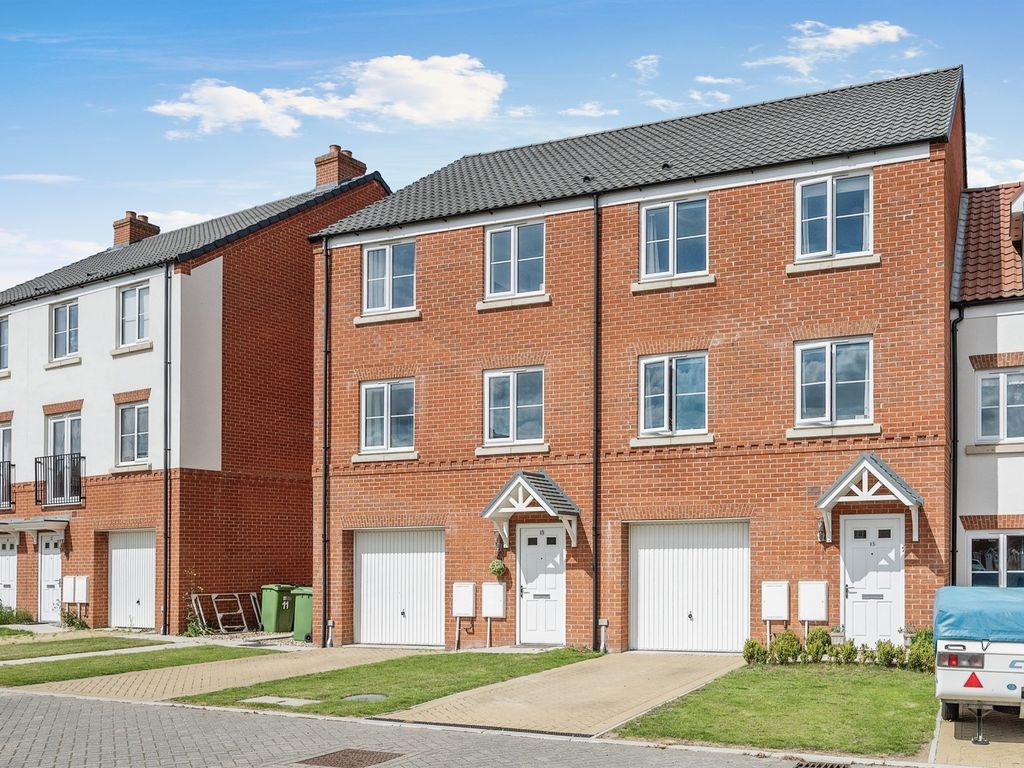 4 bed town house for sale in Roper Way, North Walsham NR28, £325,000