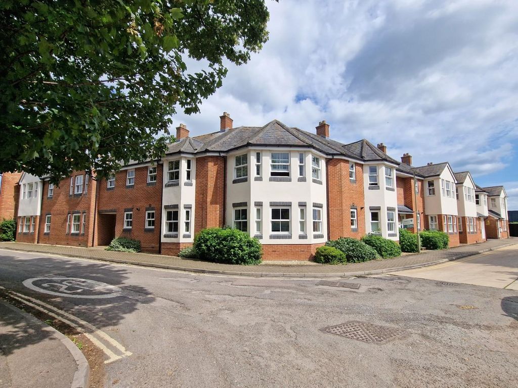 2 bed flat for sale in Priory View, Priory Road, Bicester OX26, £240,000