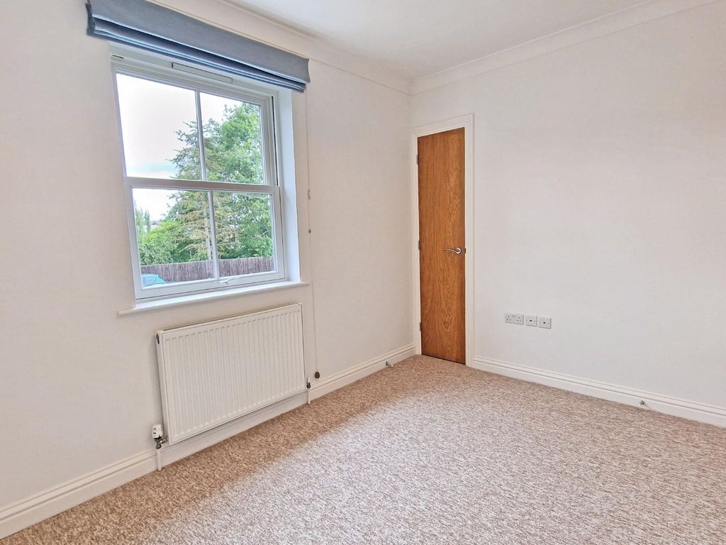2 bed flat for sale in Priory View, Priory Road, Bicester OX26, £240,000
