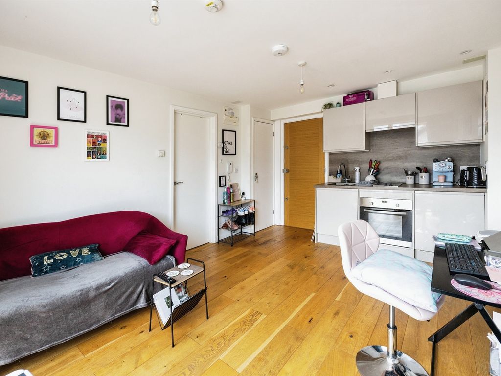 1 bed flat for sale in Elwick Road, Ashford TN23, £120,000