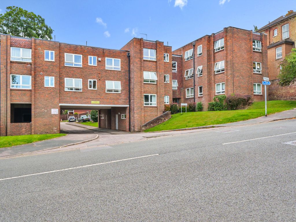 1 bed flat for sale in Harvey Road, Guildford GU1, £232,500