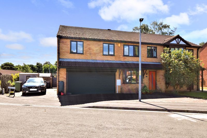 5 bed semi-detached house for sale in Coalport Close, Doddington Park, Lincoln LN6, £295,000