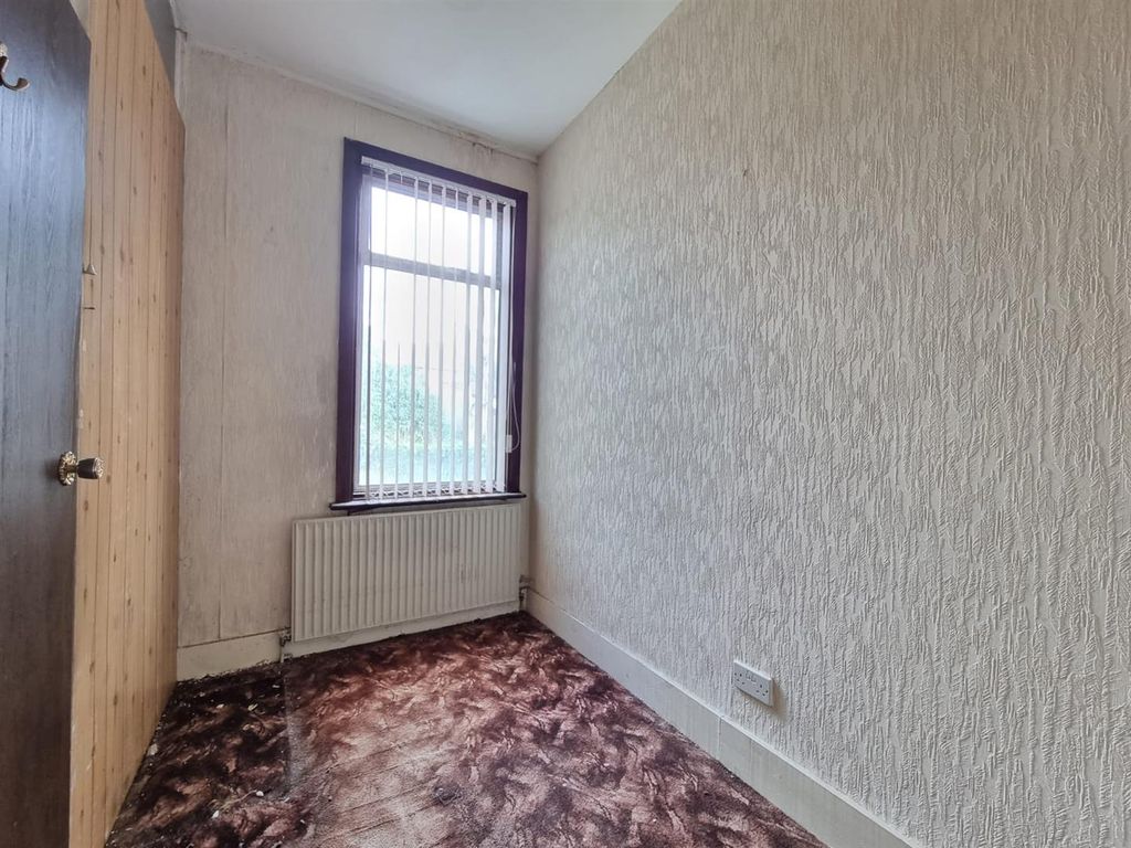 2 bed flat for sale in Castleton Road, Goodmayes, Ilford IG3, £260,000