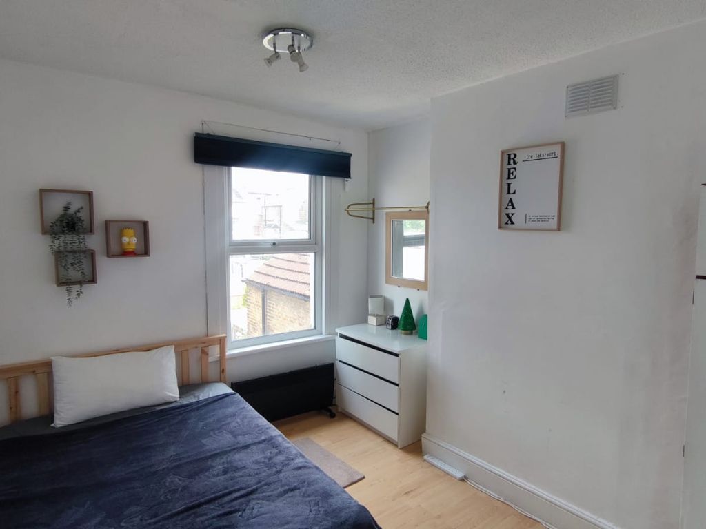 3 bed maisonette for sale in Griffin Road, Plumstead SE18, £250,000