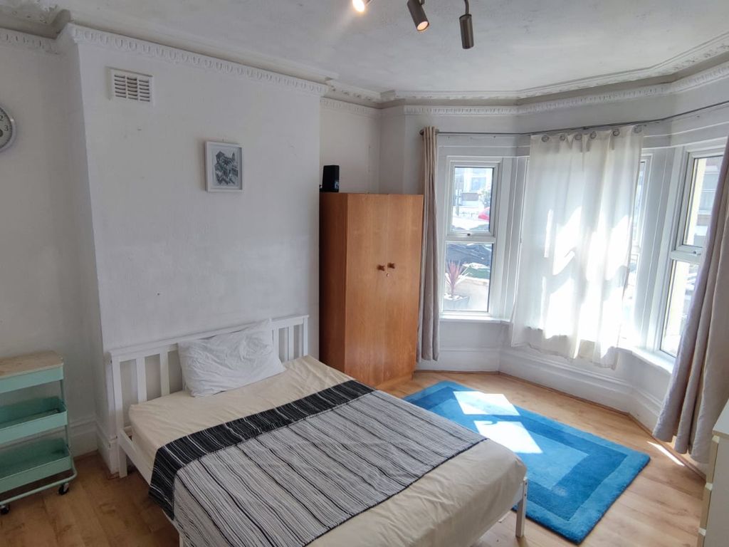 3 bed maisonette for sale in Griffin Road, Plumstead SE18, £250,000