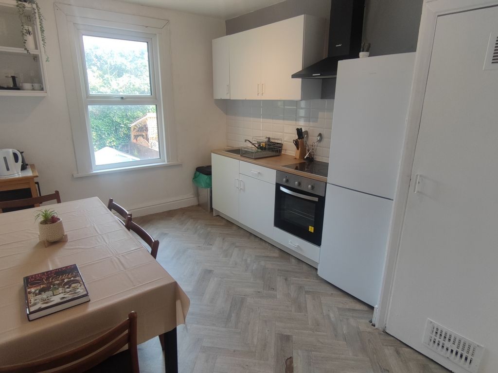 3 bed maisonette for sale in Griffin Road, Plumstead SE18, £250,000