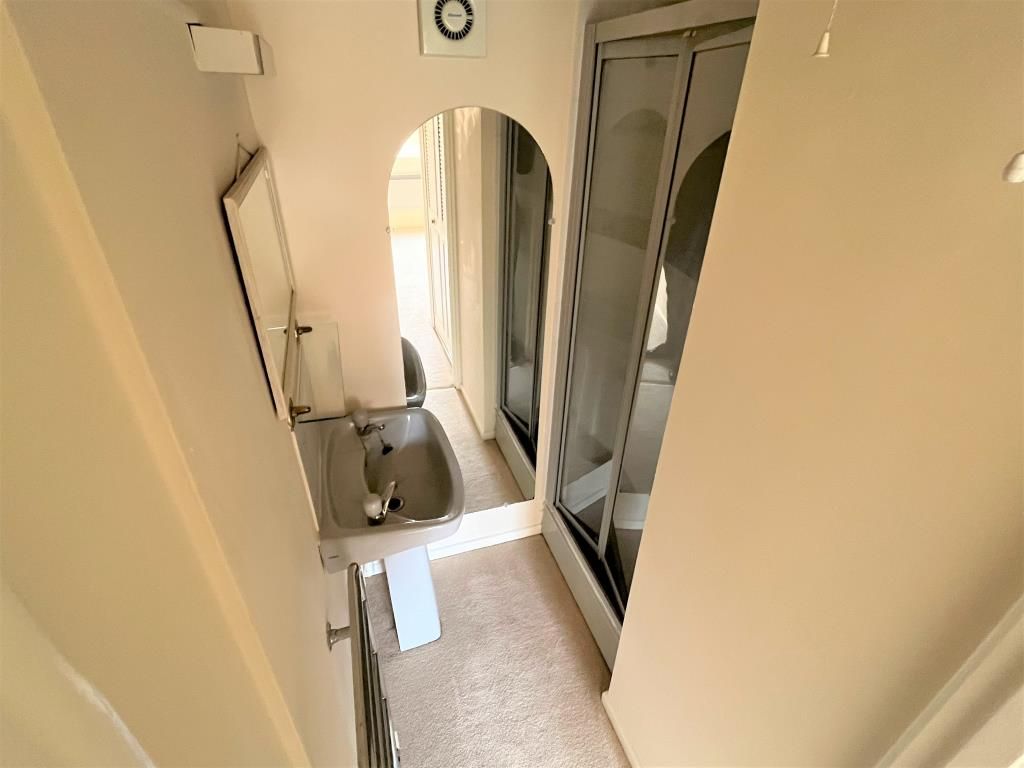 2 bed flat for sale in Windsor, Berkshire SL4, £250,000