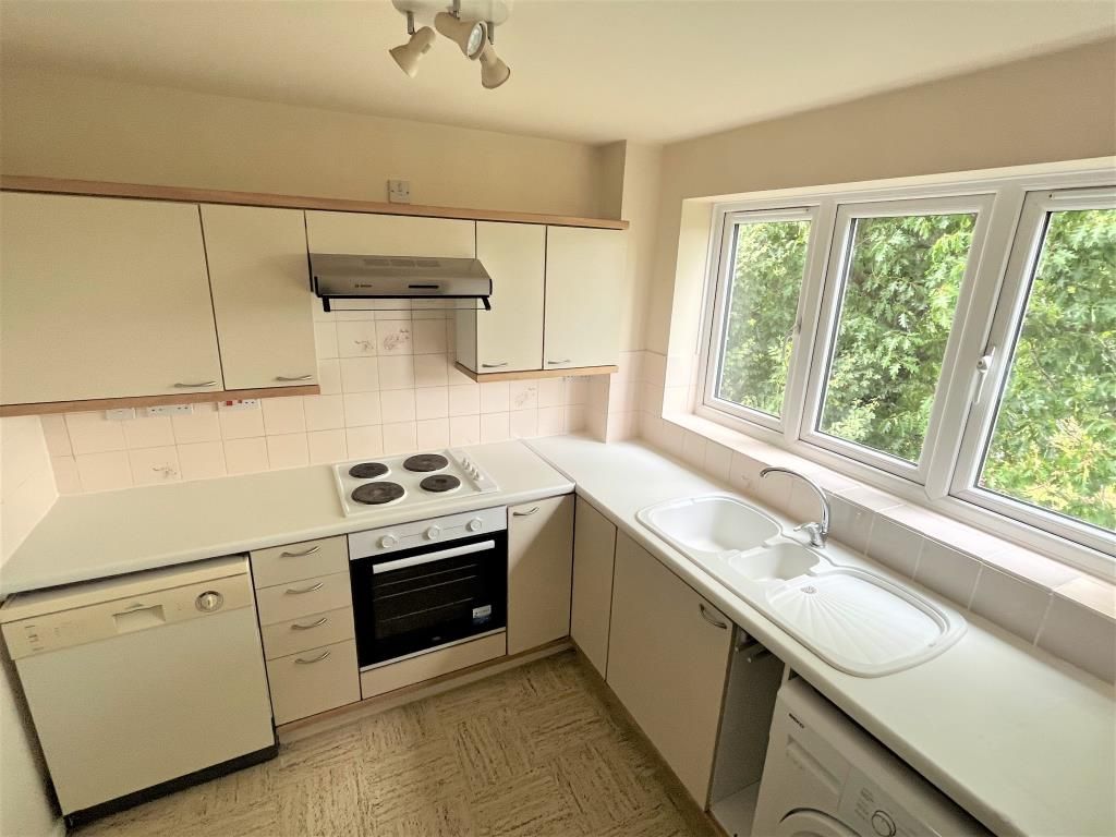 2 bed flat for sale in Windsor, Berkshire SL4, £250,000