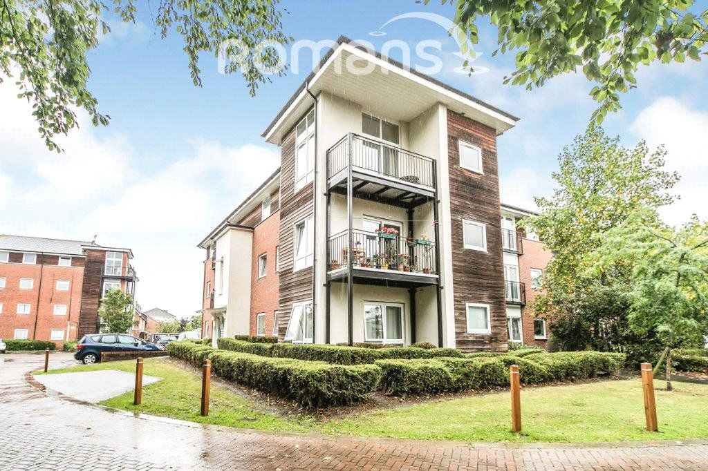 2 bed flat for sale in Meadow Way, Caversham, Reading RG4, £290,000