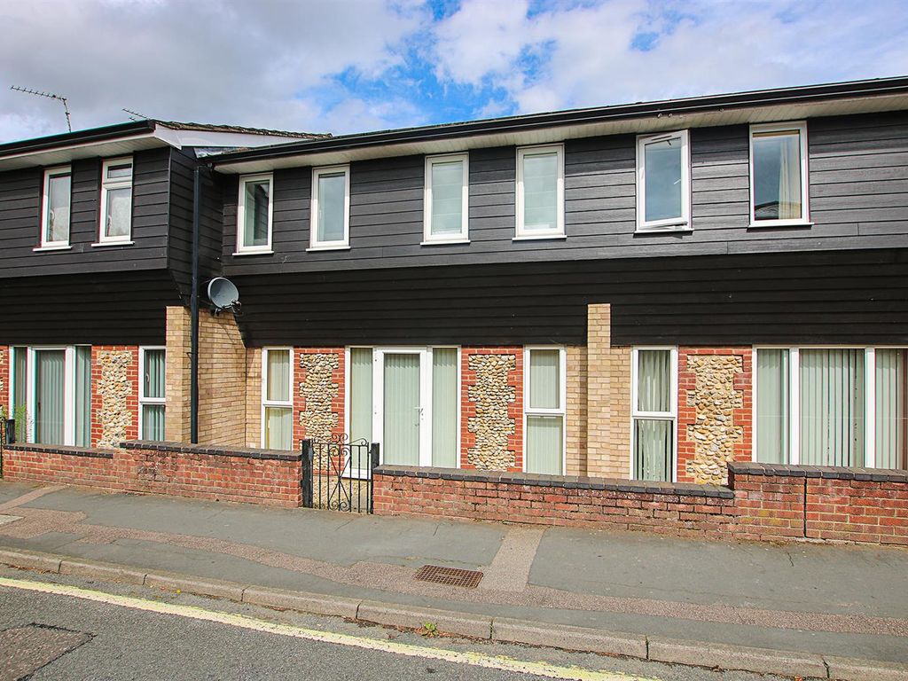 2 bed flat for sale in Park Lane, Newmarket CB8, £170,000