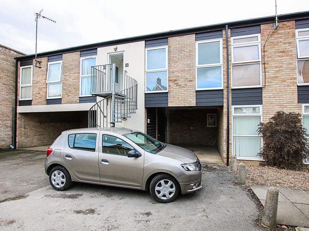 2 bed flat for sale in Park Lane, Newmarket CB8, £170,000