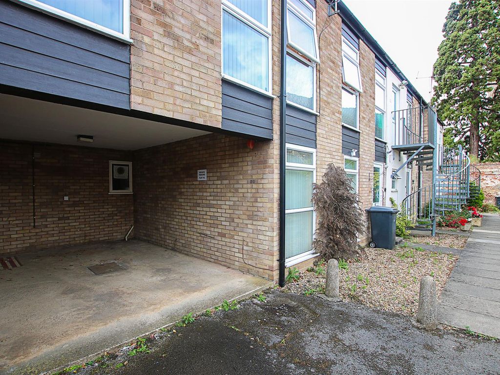 2 bed flat for sale in Park Lane, Newmarket CB8, £170,000