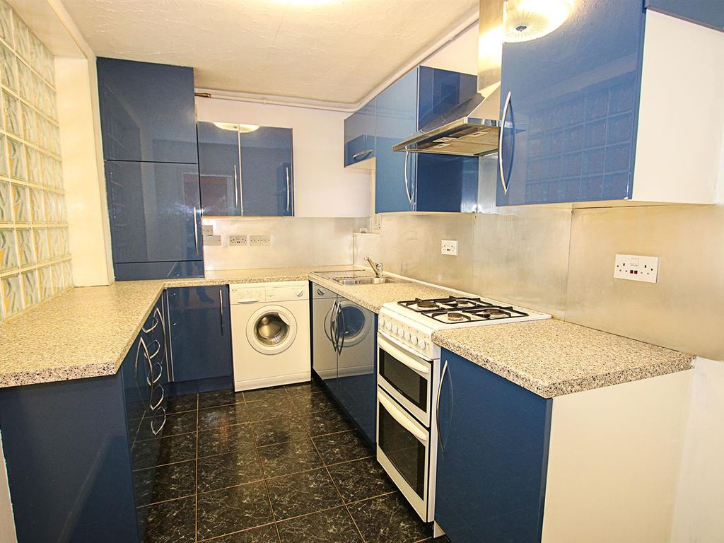 2 bed flat for sale in Park Lane, Newmarket CB8, £170,000