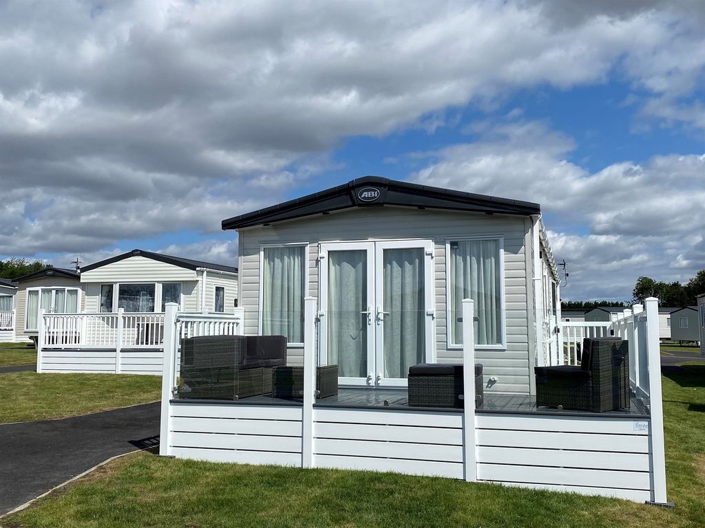 2 bed mobile/park home for sale in Carlton Meres Park, Carlton, Saxmundham IP17, £67,000