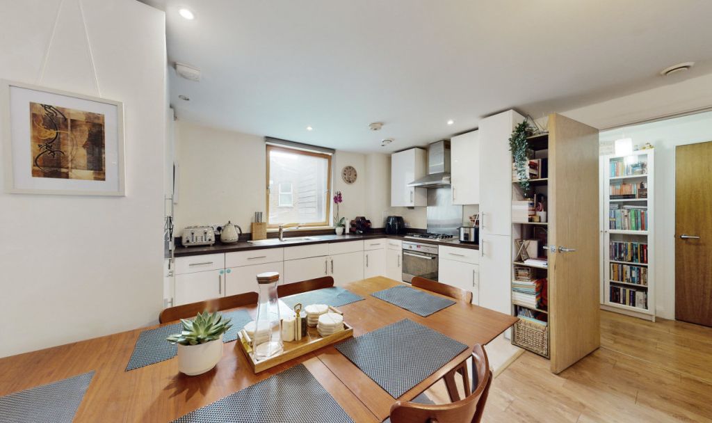 1 bed flat for sale in Katherine Road, London E6, £108,000