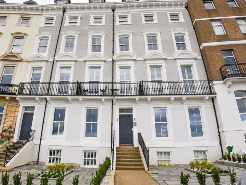 1 bed flat for sale in Royal Crescent, Whitby YO21, £250,000