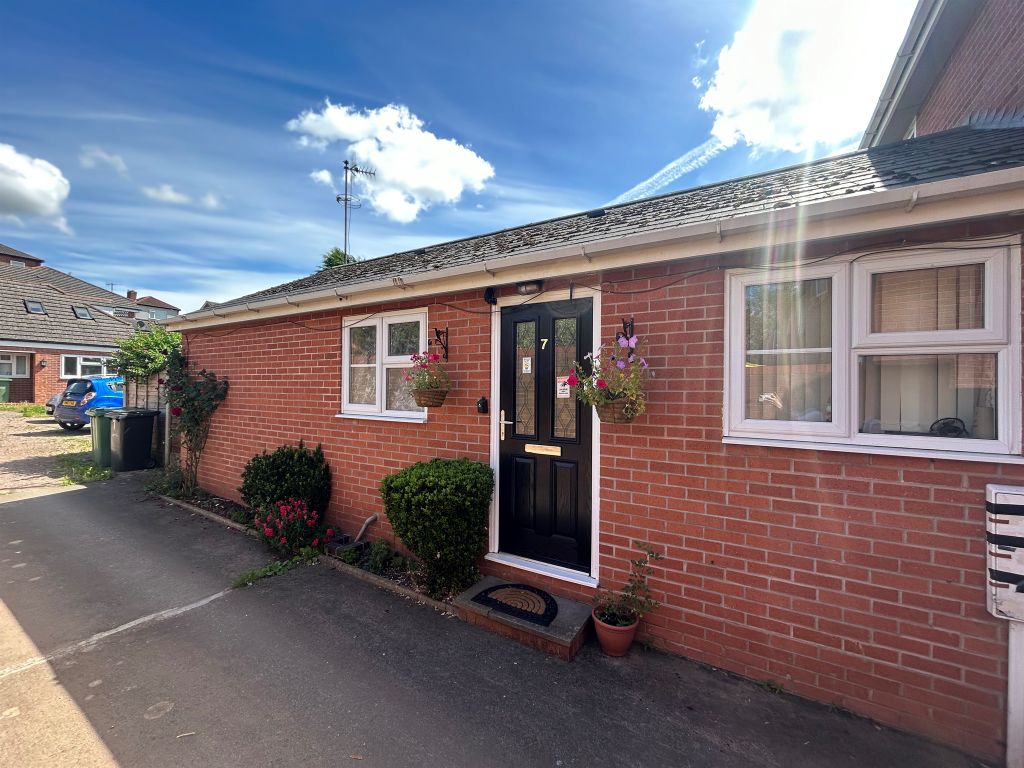 1 bed semi-detached bungalow for sale in Spring Lane, Worcester WR5, £150,000