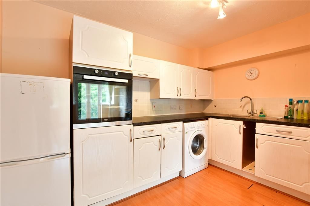 1 bed flat for sale in Junction Road, Romford, Essex RM1, £130,000