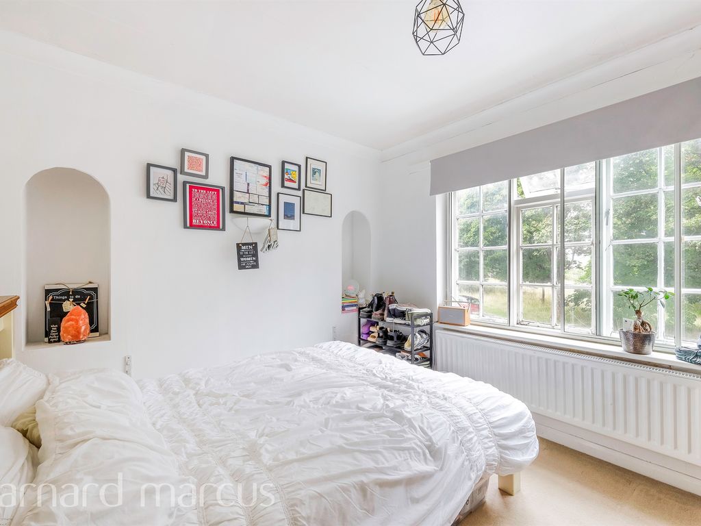 1 bed flat for sale in St. Johns, Redhill RH1, £200,000