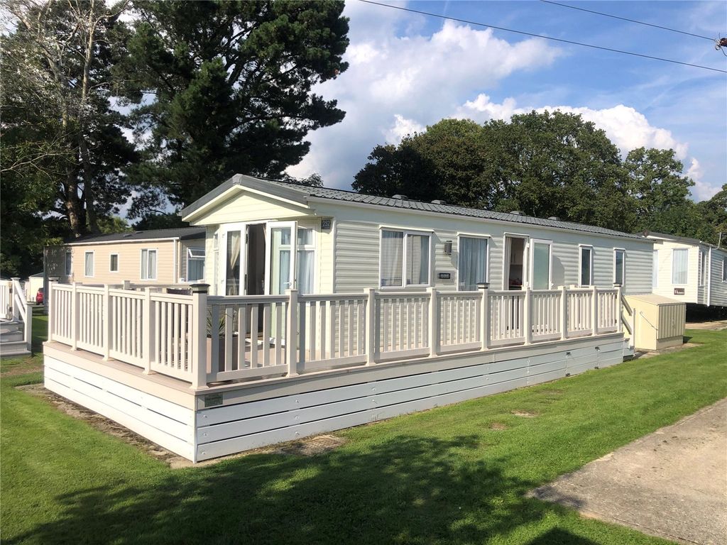 3 bed mobile/park home for sale in Hoburne Bashley, Sway Road, New Milton, Hampshire BH25, £19,950