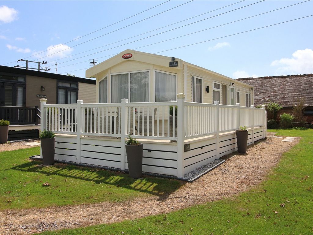 2 bed mobile/park home for sale in Hoburne Bashley, Sway Road, New Milton, Hampshire BH25, £28,995