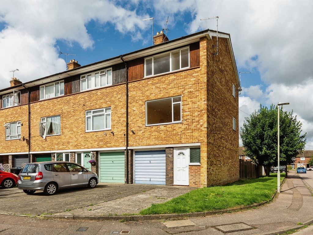 3 bed town house for sale in Lawrence Close, Hertford SG14, £325,000