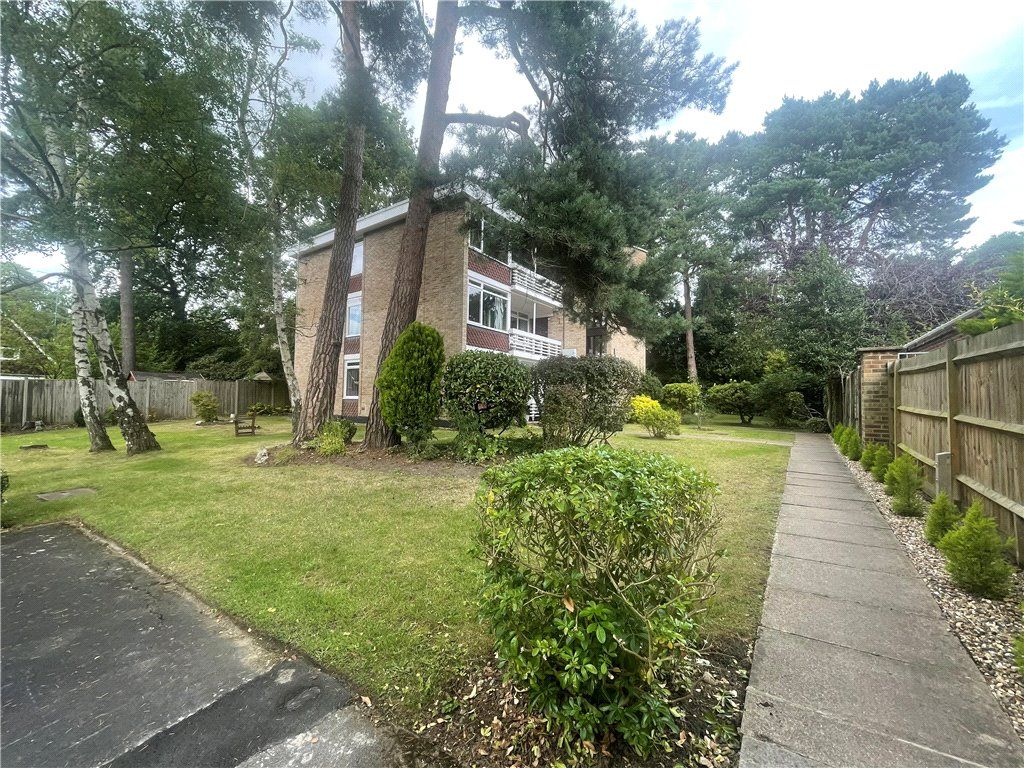 2 bed maisonette for sale in Linkway, Crowthorne, Berkshire RG45, £250,000