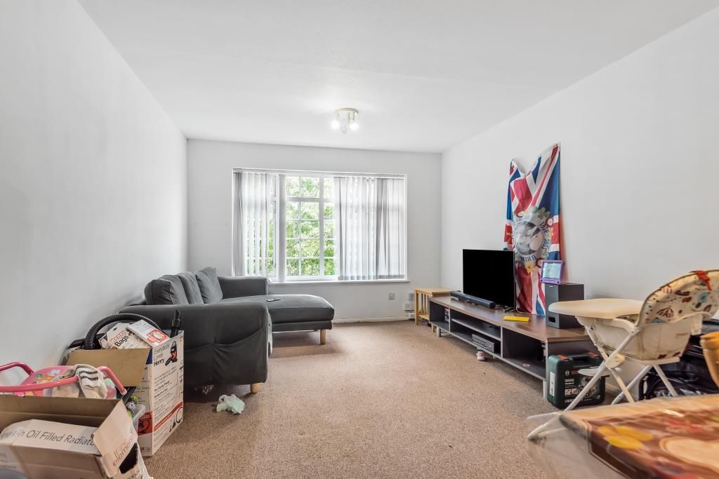 2 bed flat for sale in Slough, Berkshire SL1, £210,000