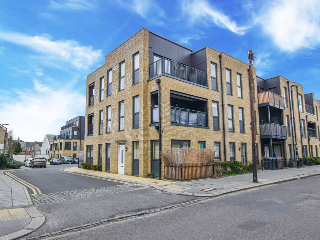 2 bed flat for sale in Laundry Close, Croydon CR0, £105,000